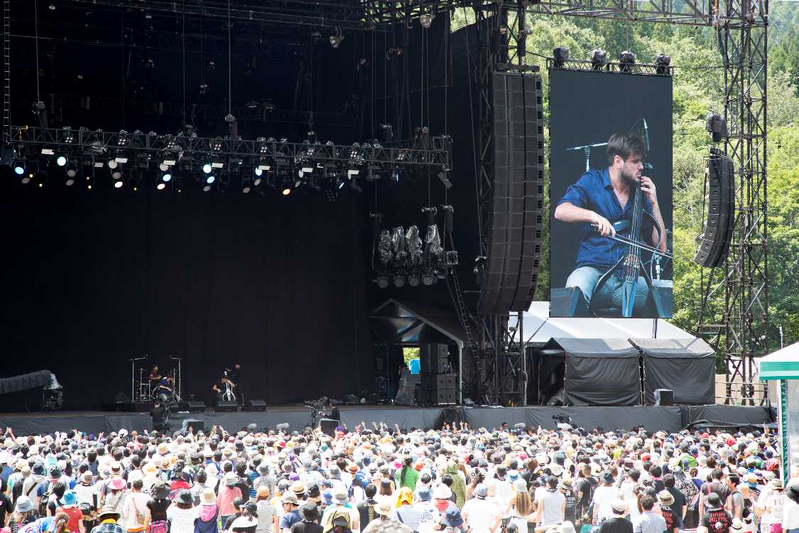 2チェロズ。チェロ奏者のデュオですが、ドラムを加えた3人でライブ。U2の「ウィズ・オア・ウィズアウト・ユー」、マイケル・ジャクソンの「スムース・クリミナル」、ニルヴァーナの「スメルズ・ライク・ティーン・スピリット」、ローリング・ストーンズの「サティスファクション」、レッド・ツェッペリンの「胸いっぱいの愛を」、アイアン・メイデンの「プローラー」等を演奏していました。ロッシーニの「ウィリアム・テル」序曲もありましたが、ほとんどはロックのカバーでした。