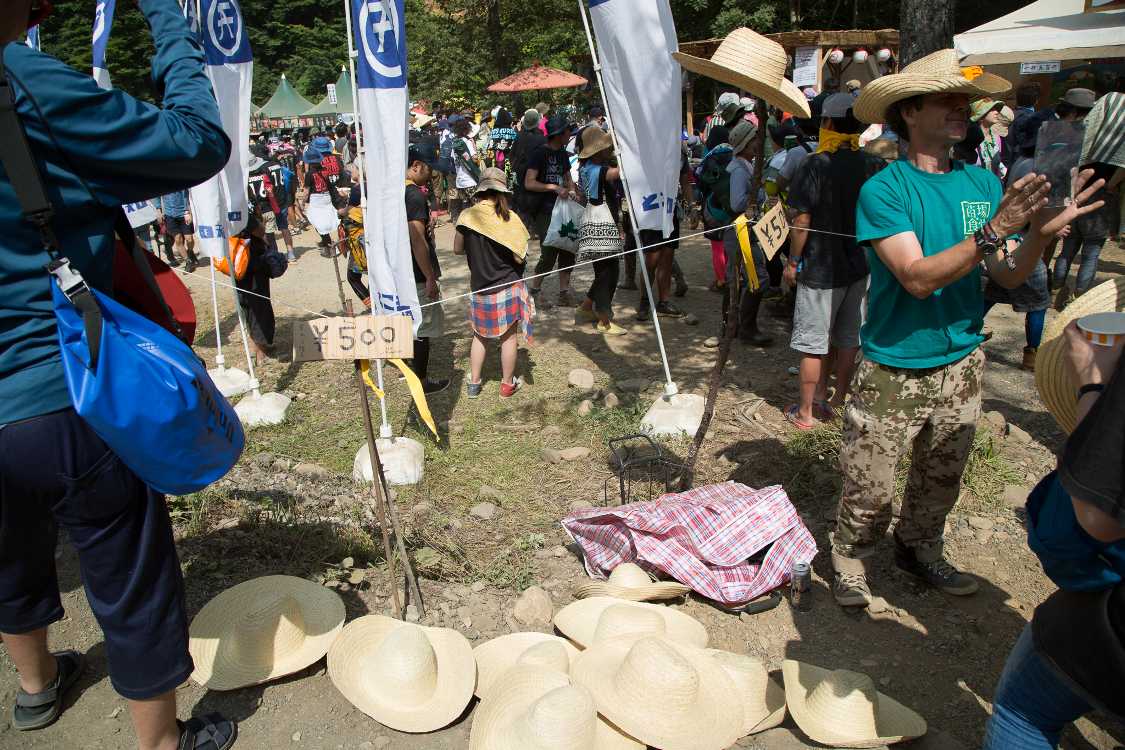 麦わら帽子の販売。以前とんがり帽子を販売していた人です。