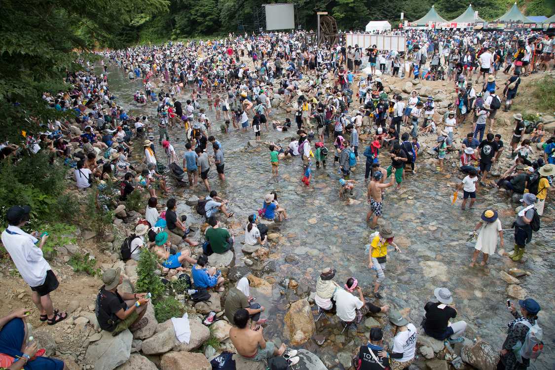 近年は晴れている日が多いので川の中まで歩く人が多い。