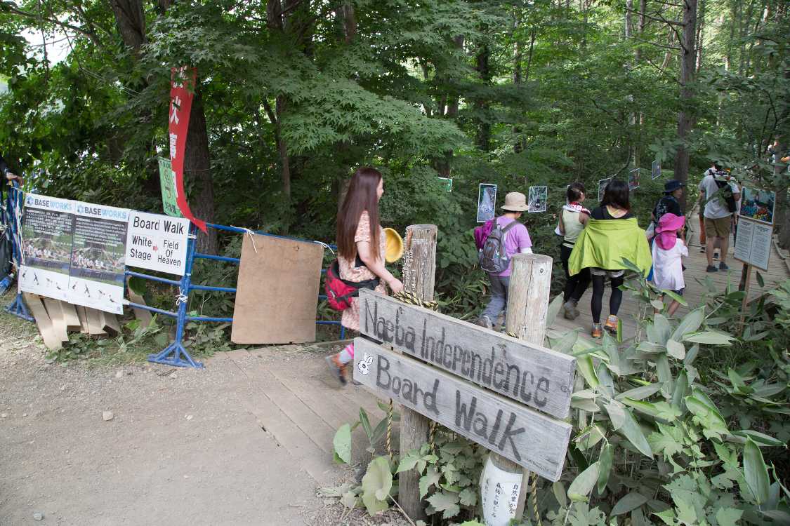 ホワイトステージからフィールド・オブ・ヘブン方面へ行くボードウォーク。