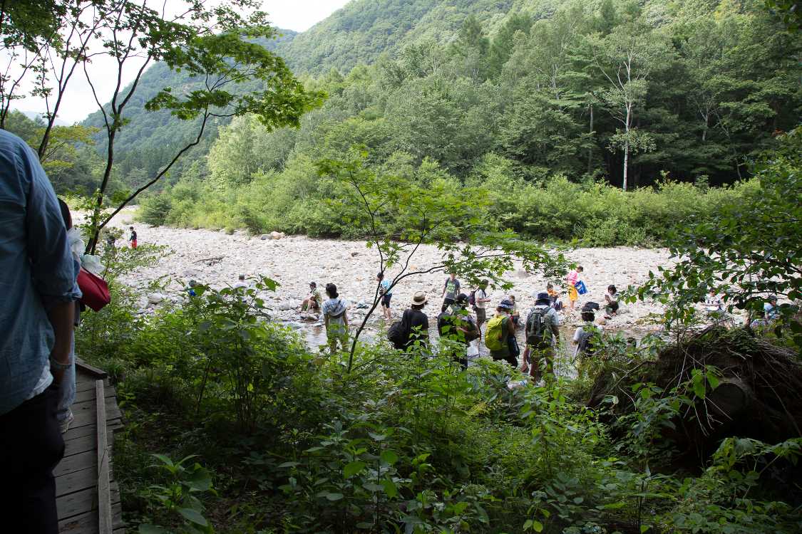 ボードウォークの横を流れる浅貝川。