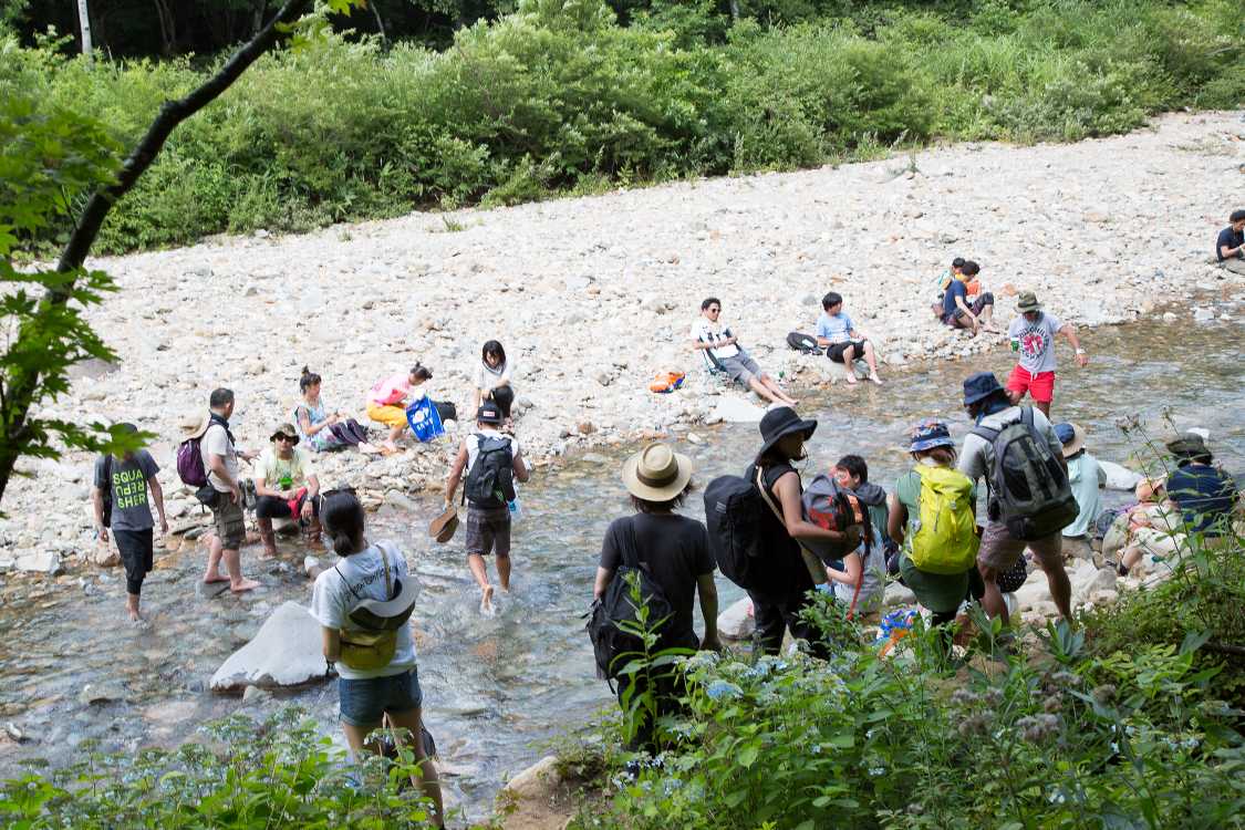 川の向こうにいる人は短い幅の川を渡ったとみられます。