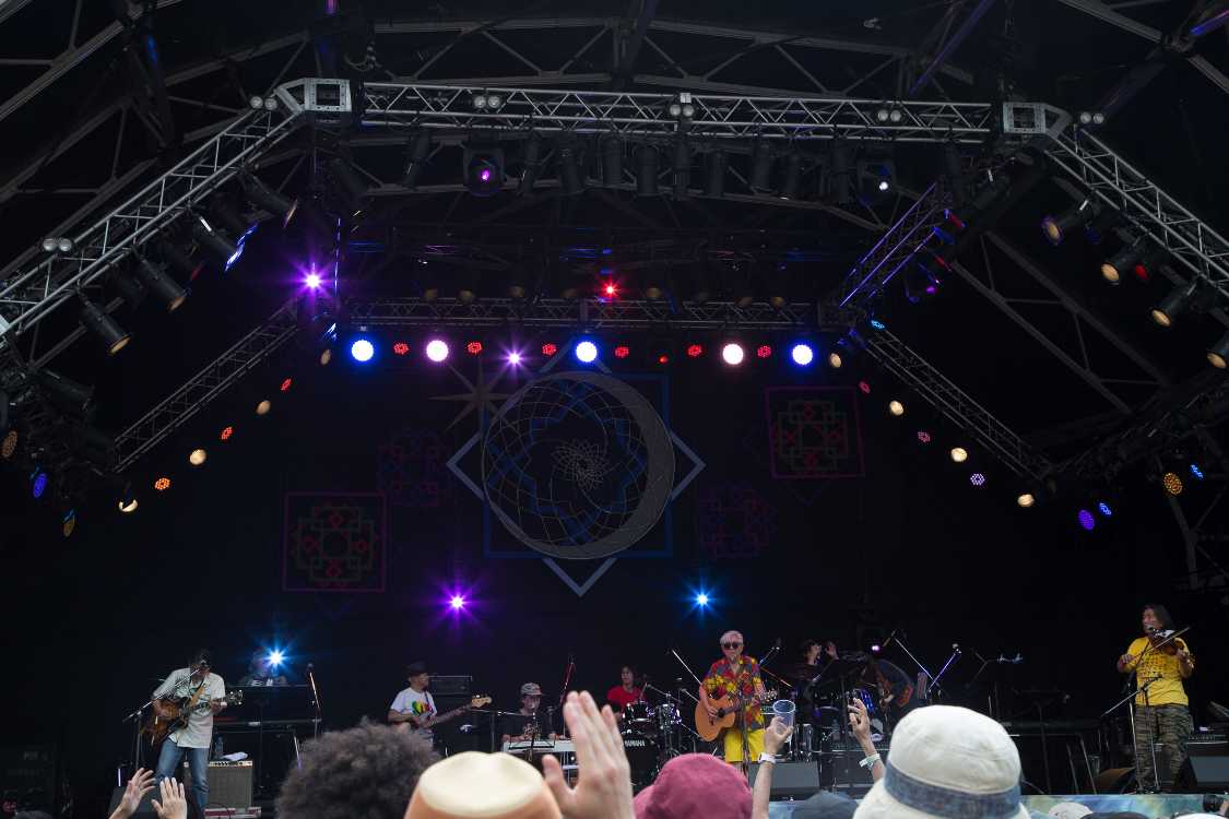 ステージ前。はちみつぱいはドラム以外ほぼオリジナルメンバーでした。