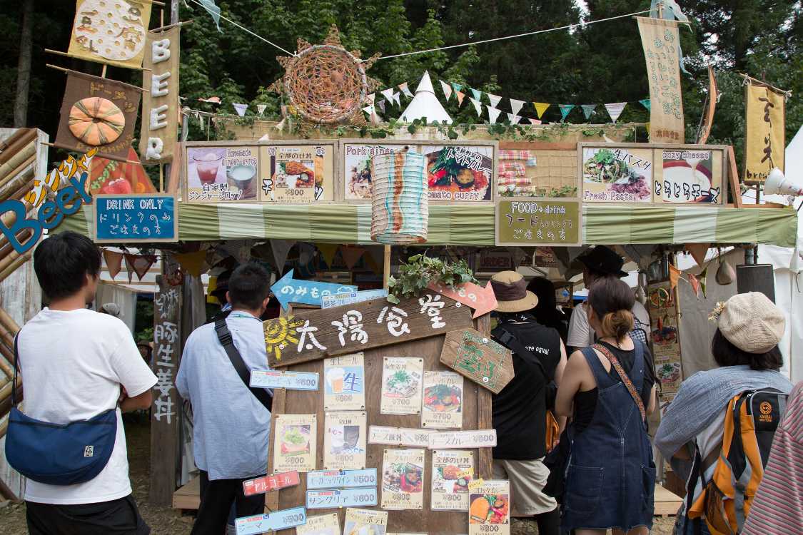 太陽食堂。飲料と食事で列が分かれます。