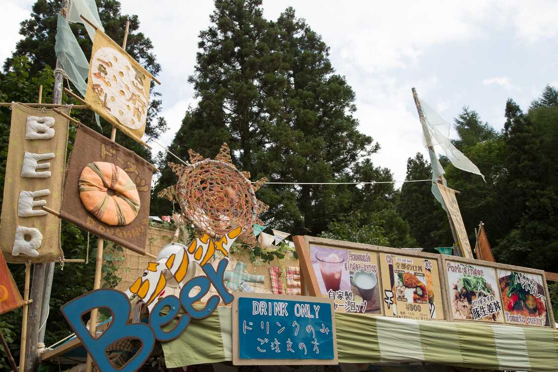 飲食店の中では布製の看板が多い。