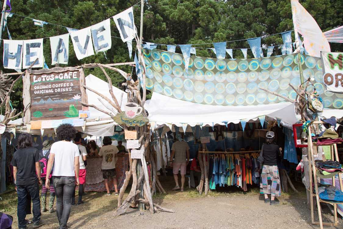 右側が飲食スペース。