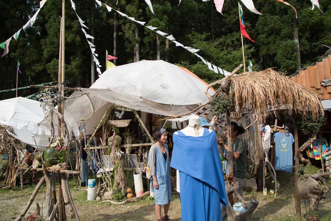 リトル・イーグル店舗前。