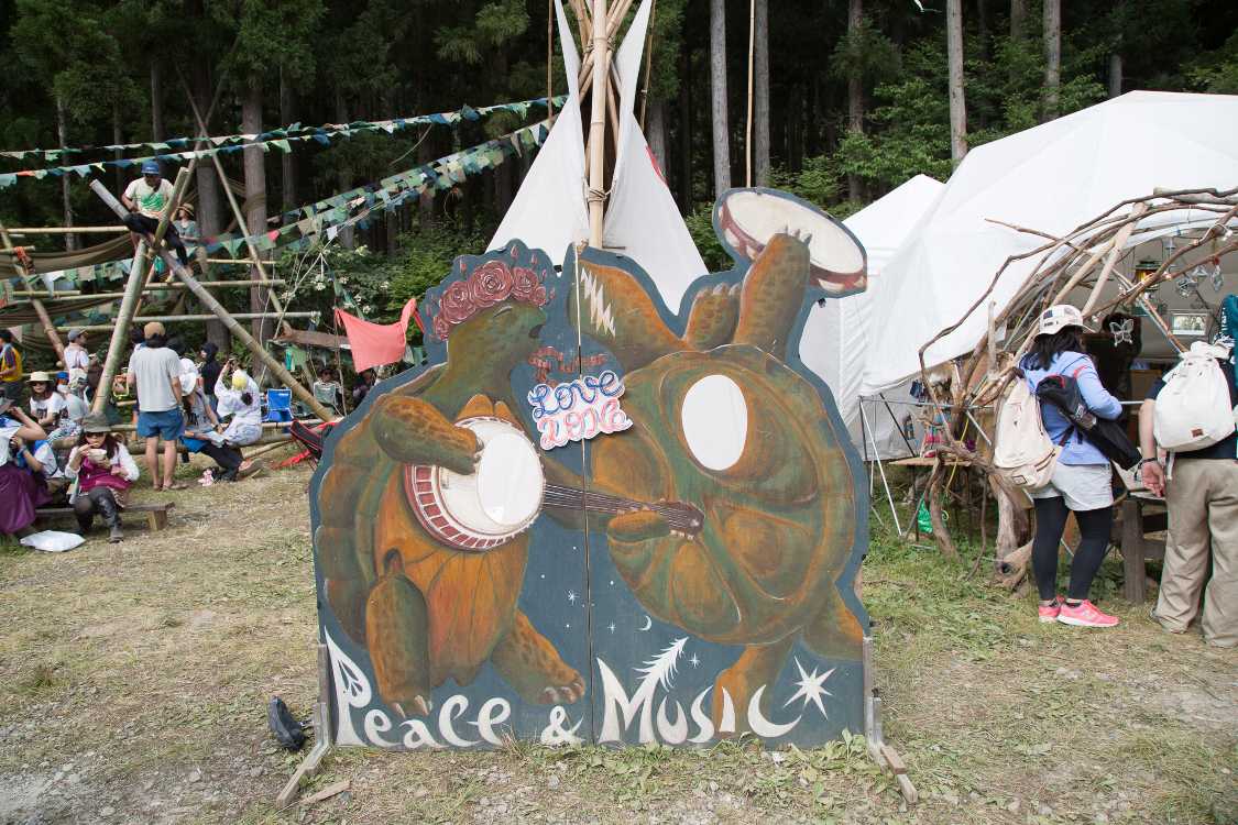 スロータートルの穴あき看板。店の前から移動しました。