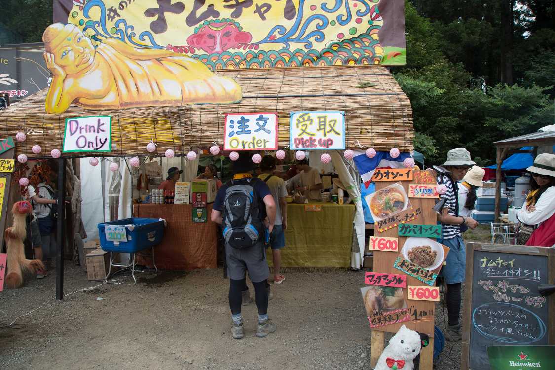 ナムチャイ。タイ料理の店なので涅槃仏が描かれています。