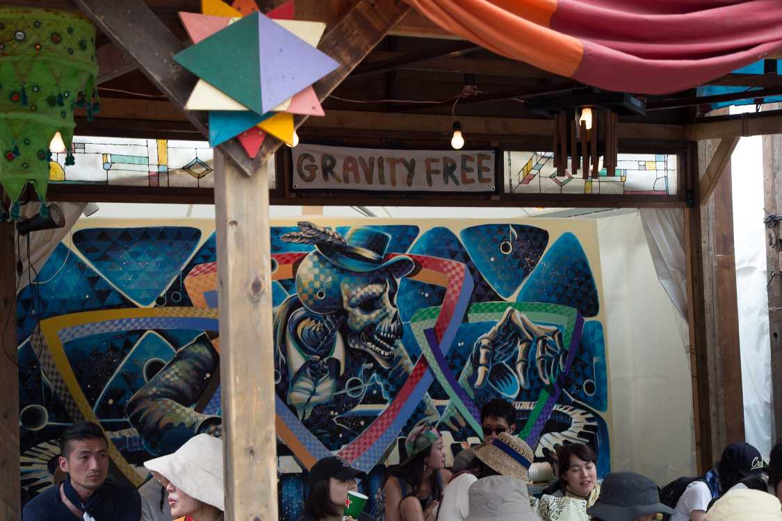 さくらぐみの隣は飲食物販店ではなくアーティストの描画。