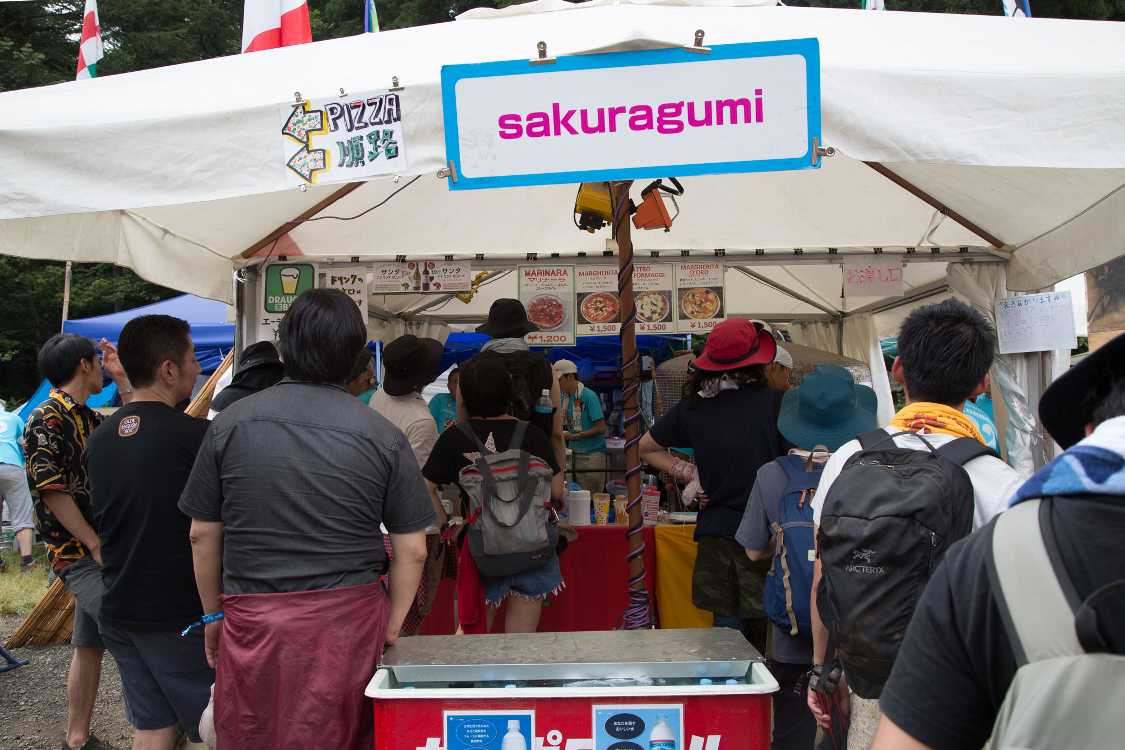 フィールド・オブ・ヘブンを囲むように並んでいる飲食物販店。ピザ店のさくらぐみ。