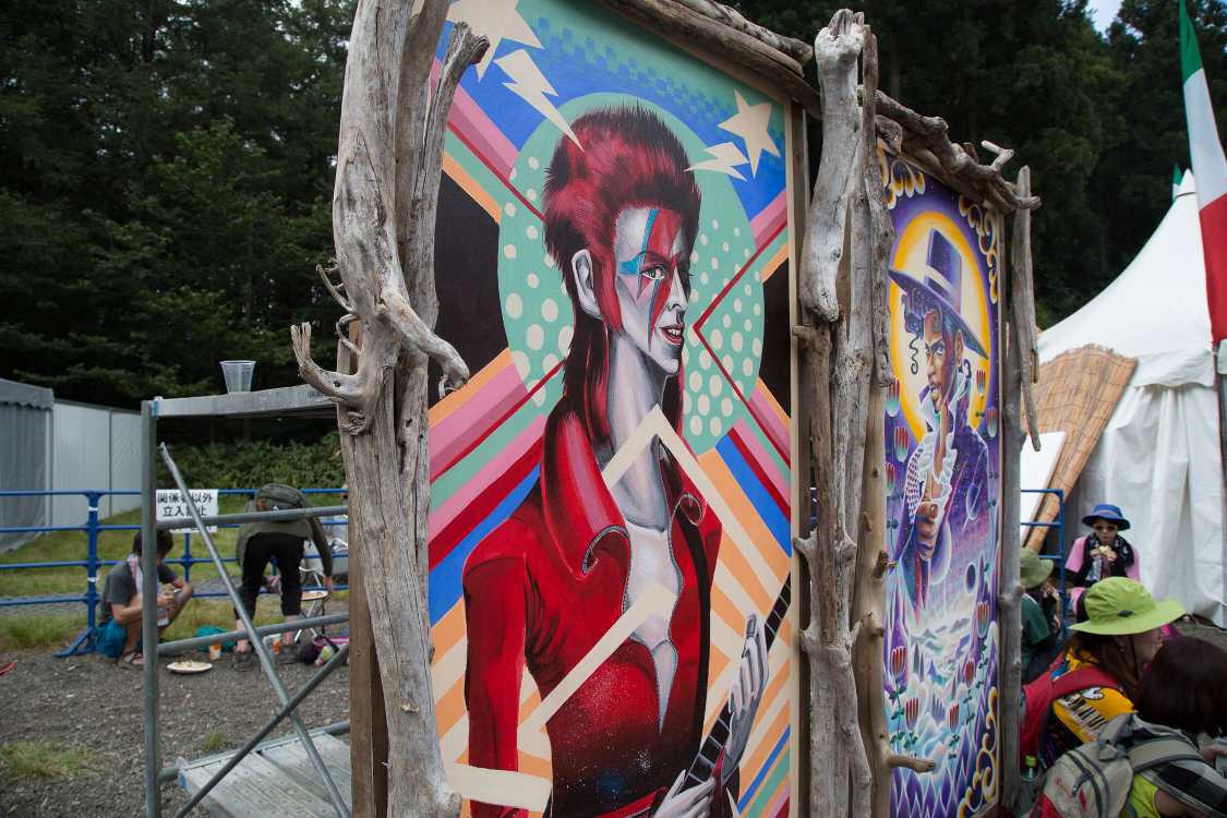 デヴィッド・ボウイとプリンスの絵。