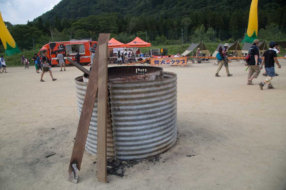 オレンジカフェの真ん中にあるたき火。昼は消されています。