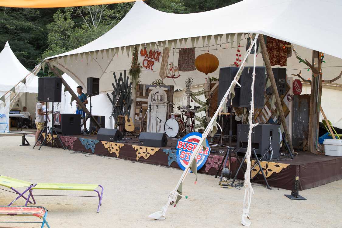 バスカーストップのステージ。参加したい人が参加できます。つまりフジロックに出演したプロや客として来たプロも参加できます。