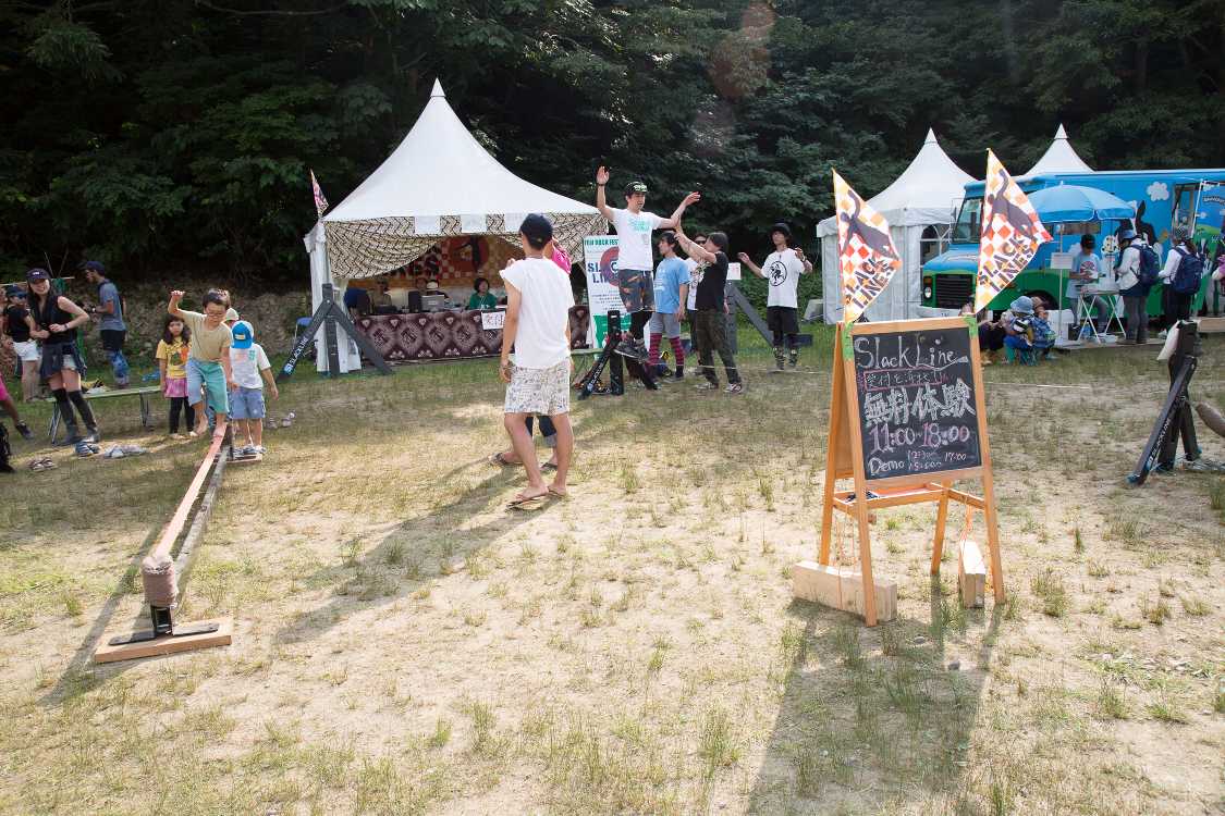 スラックライン。子どもと大人に分かれています。