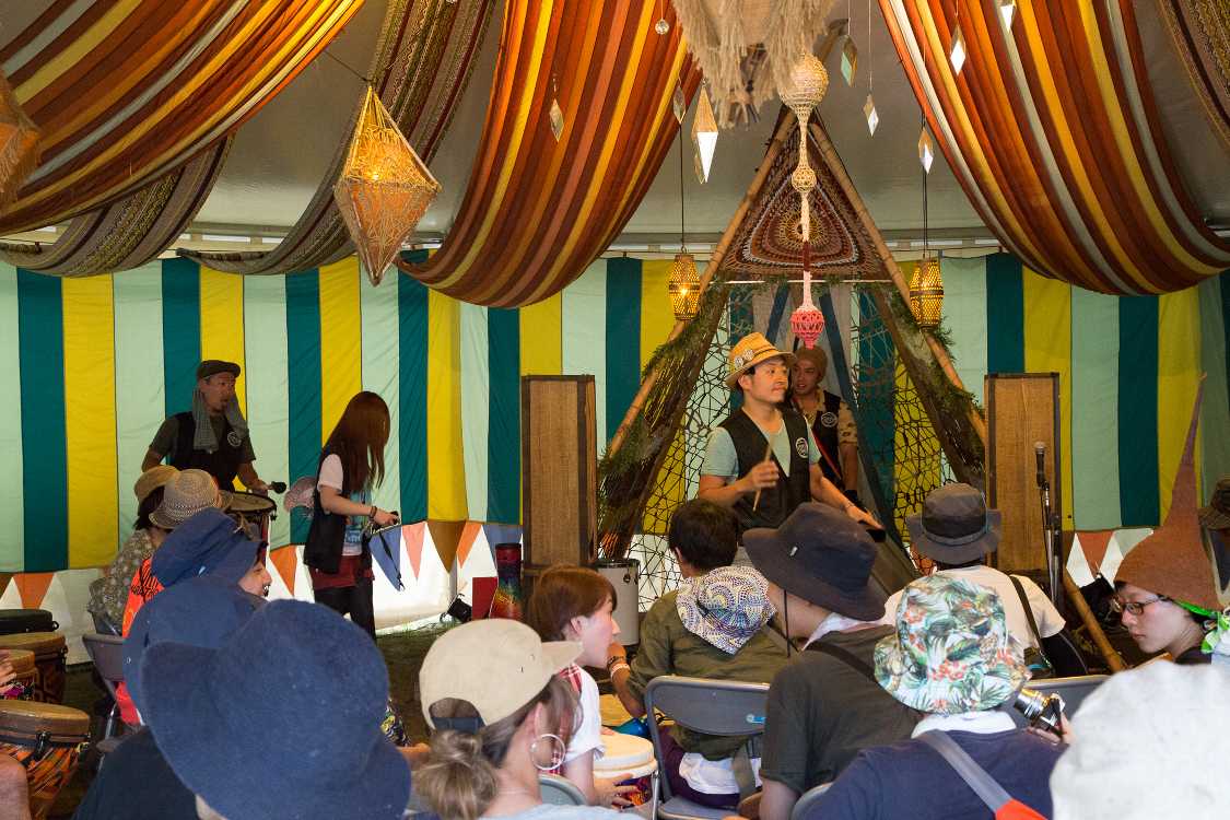 ドラムサークルは正午から2時間ごとに、一日4回行われます。