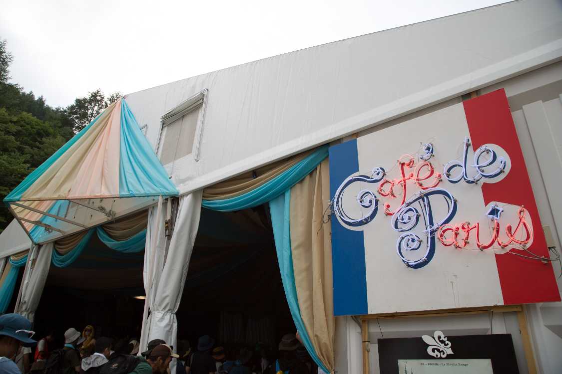 カフェドパリの看板。