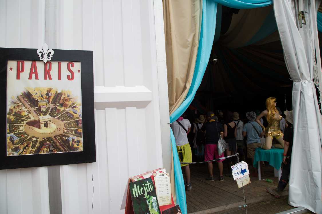 パリの凱旋門の絵。昨年まであったジョセフィン・ベイカーのポスターが差し替えられてしまいました。