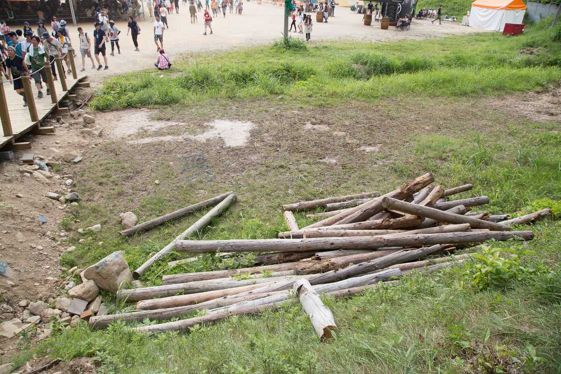 昨年のオレンジ橋の支柱とみられる廃材。