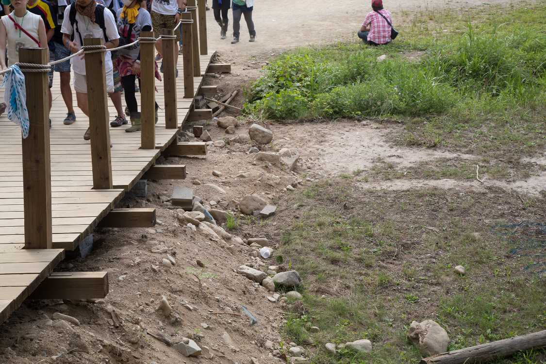 今年は橋を新調し、ボードウォークの流用ではない長い板材を使っていました。