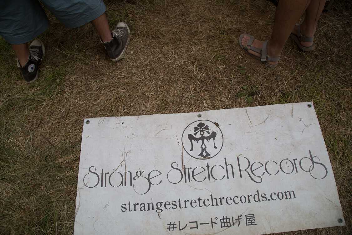 アナログ盤を熱で曲げる店。夏なのでうちわを中心に販売。