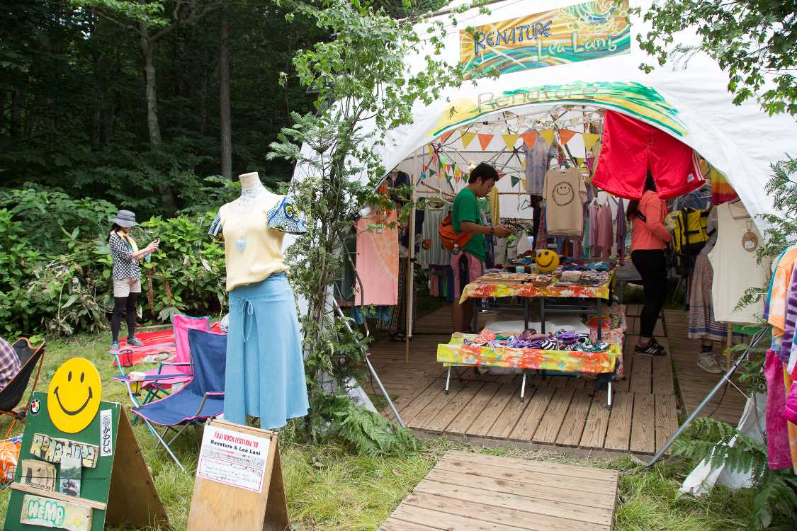 入り口の前の商品がやや少なくなったのか、入り口の視界が広くなっています。