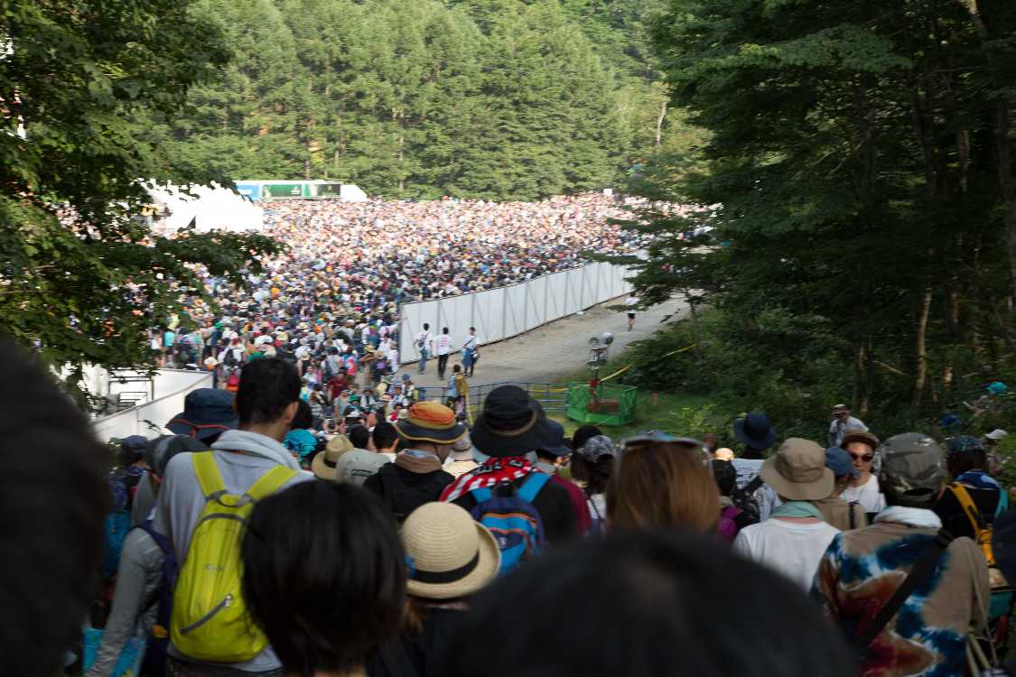 ロバート・グラスパー・エクスペリメントのころ。この次の出演者がベビーメタルなので、混雑を予測して早めにホワイトステージに来た人が多数いるとみられます。