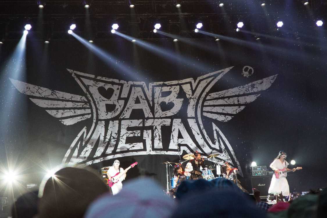 ベビーメタル。定型的認知構造を共通項とするアイドルとヘビーメタルは、単体ではそれぞれがロックの認知構造から遠いところにありますが、それを合体させたことはロック的です。したがって演奏陣は前面に出てこなくていいと思っています。