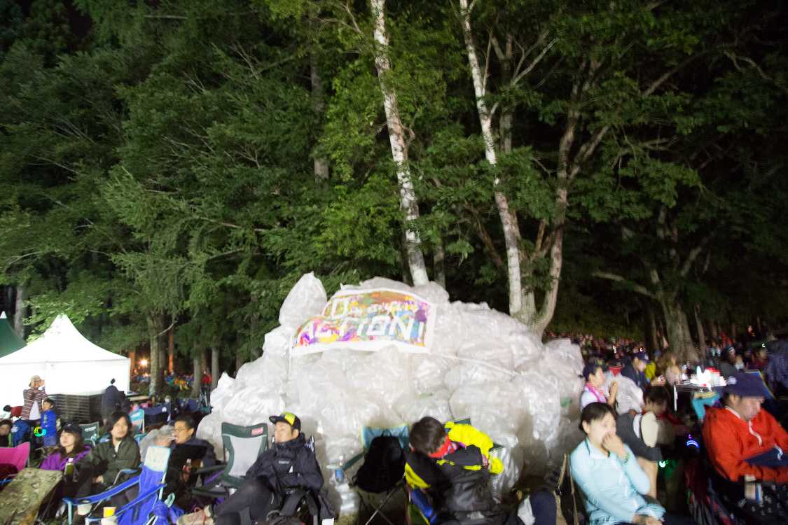 ペットボトルの山。日曜の午後9時。