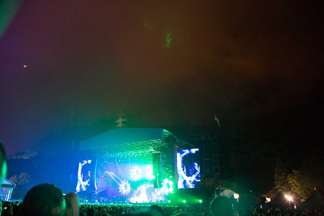 ライブの終盤で上空から物体が飛行。直線的に近づき、上空で静止しました。