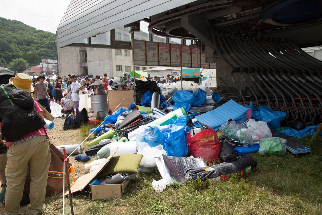 アウトドア用品の不要品置き場。この中から使える物を探して持ち帰る人も多数います。