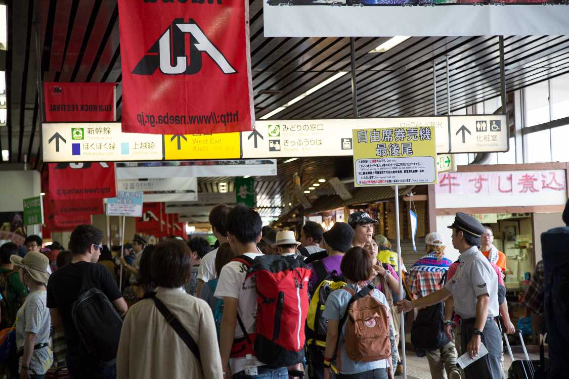 越後湯沢駅。券売機、みどりの窓口は毎年長蛇の列です。
