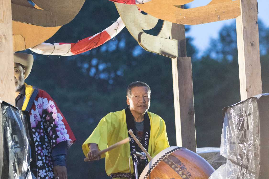 太鼓を叩く苗場金六の人。