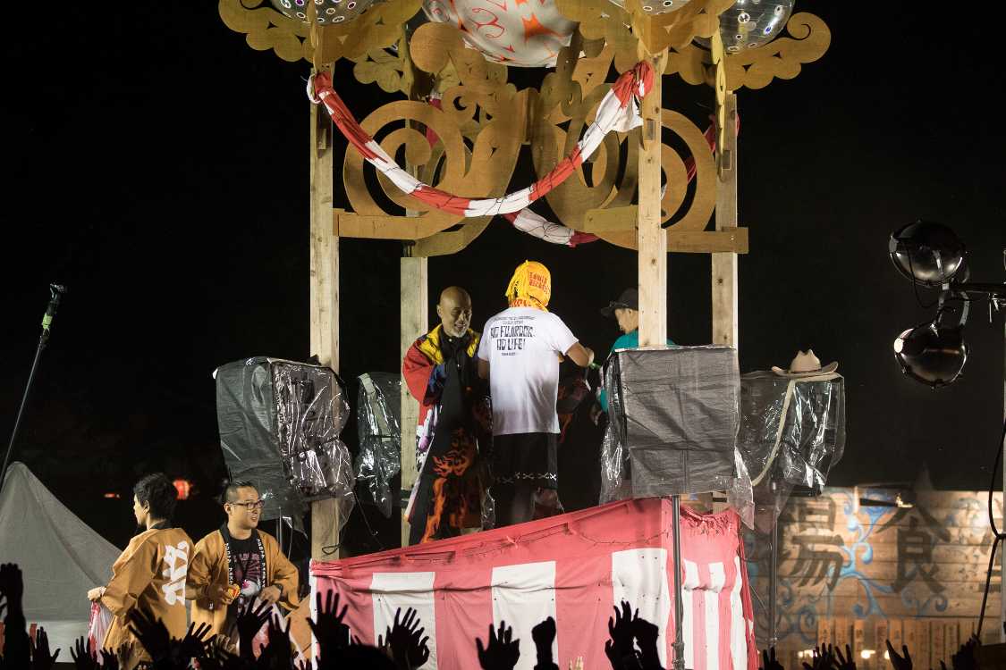 Tシャツの背中に「ノー・フジロック、ノー・ライフ」と書いてあります。