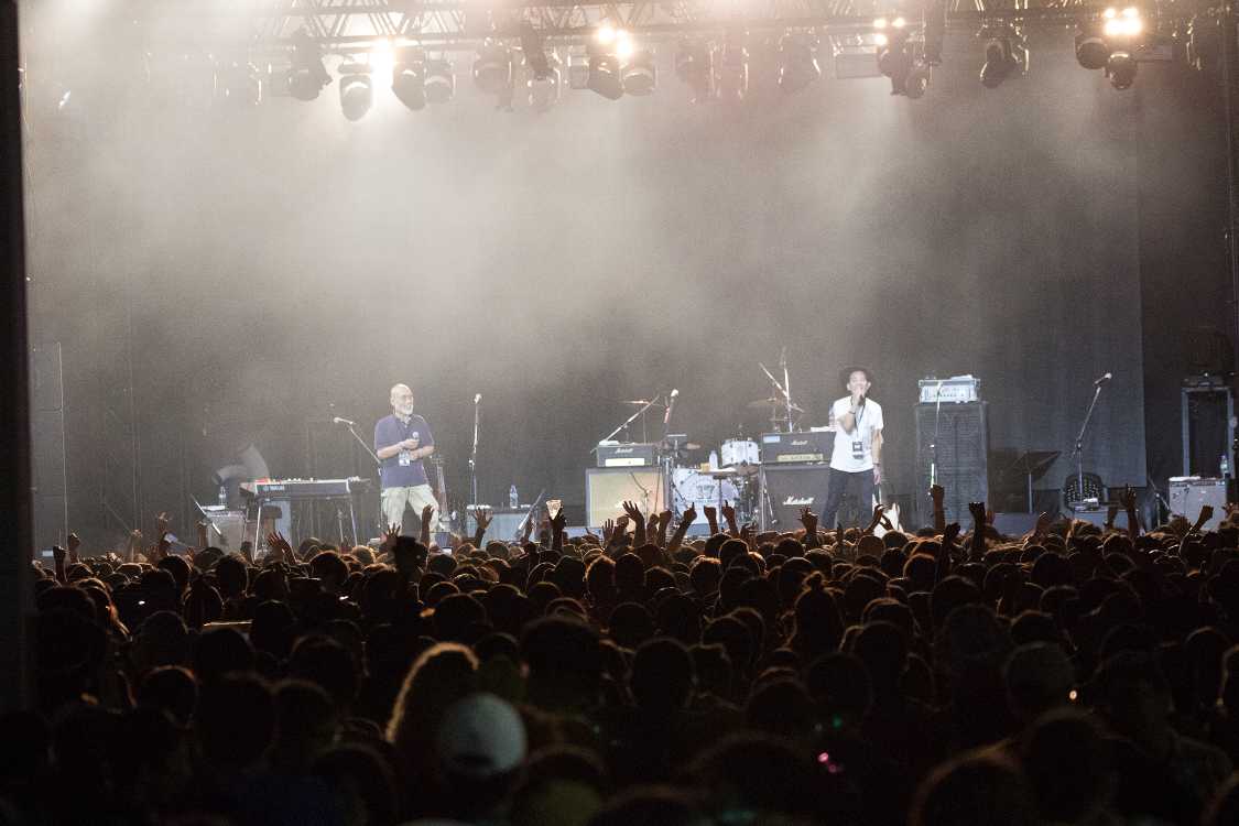 前夜祭のライブで、ノンストップパンクが出る前に櫓の2人がアーティスト紹介。