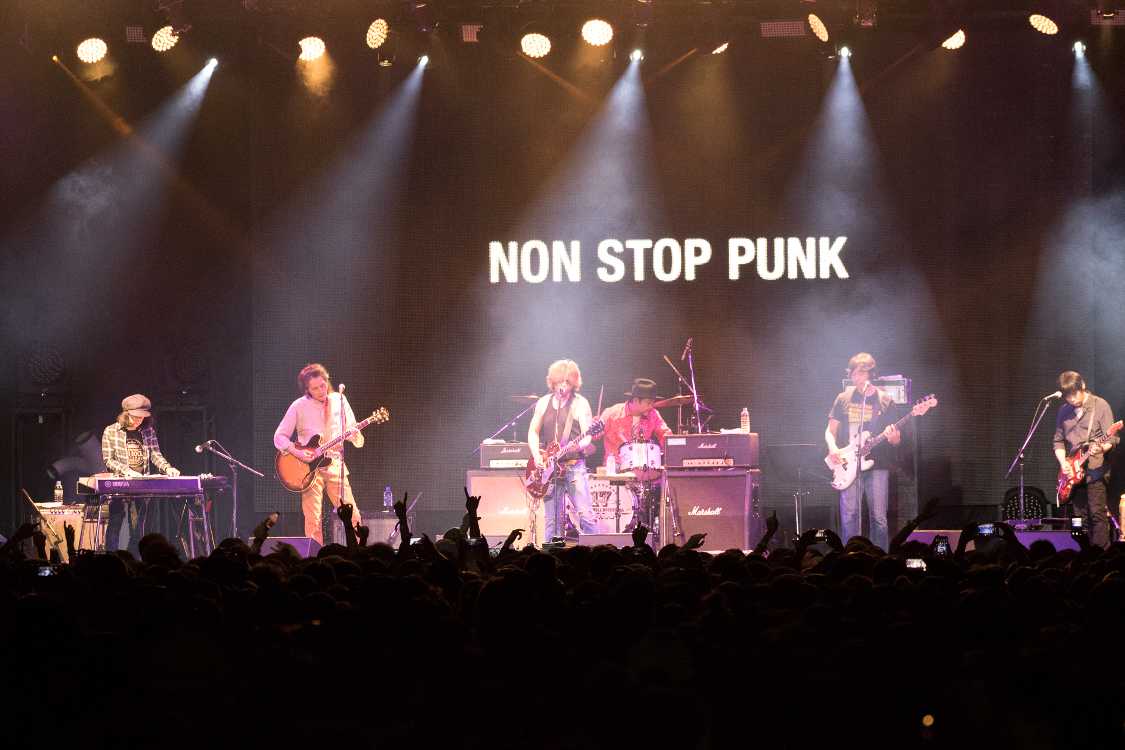 最初にユニコーンほかの奥田民生が登場、その次にブランキー・ジェット・シティ、シャーベッツの浅井健一が登場。それぞれ洋楽のカバーを2曲ずつ歌い、2人ともクラッシュをカバーしていました。