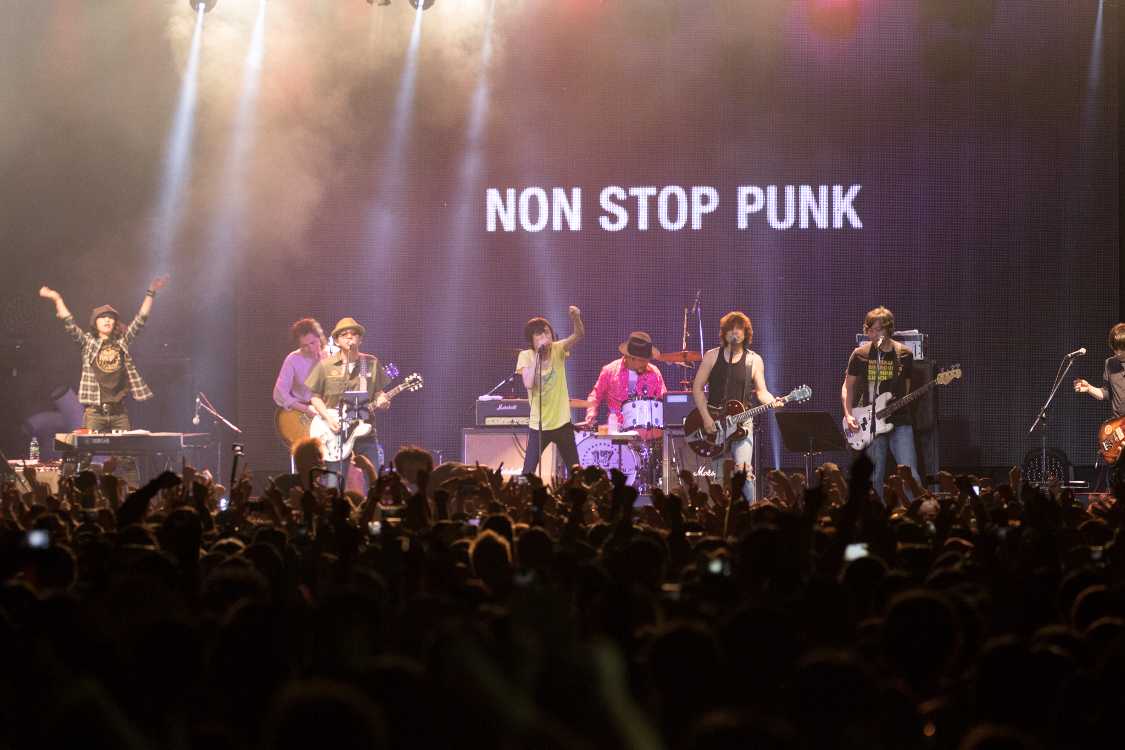 バックバンドはルースターズ。奥田民生、甲本ヒロト、浅井健一がが並び、甲本ヒロトがメインのボーカルとしてMCもしていました。「2人いれば2人、3人いれば3人、1000人いれば1000人とも知っているロックンロール」としてラモーンズの「電撃バップ」を演奏。