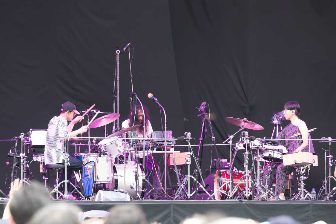 ヨシミの左手にスピーカーがあります。スピーカーから出てくる音をサウンドとしてまた拾っているのかどうかは分かりませんが、拾っているのなら、音響上の意図はともかく、フィル・スペクターのウォール・オブ・サウンドを思わせます。