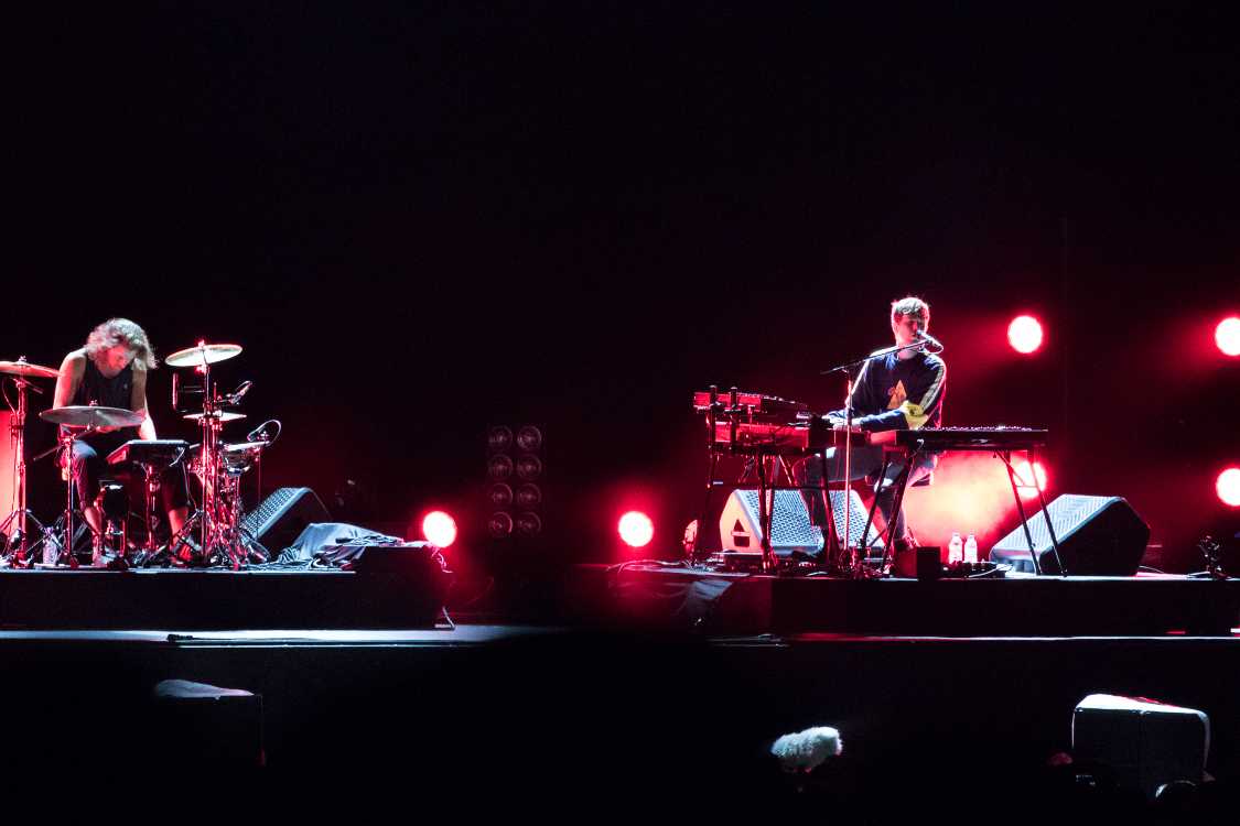 シガー・ロスの前に出演し、それがグリーンステージのトリの前というのは、現在のジェイムス・ブレイクの位置づけとしてもサウンドとしても最適でした。