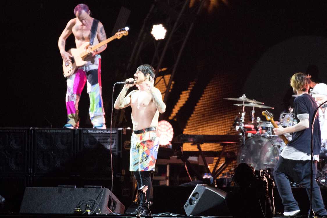 アンコールではボーカルのアンソニー・キーディスも上半身裸になりました。