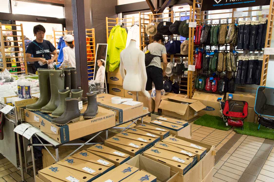 コンビニエンスストアに設けられたアウトドア用品売り場。