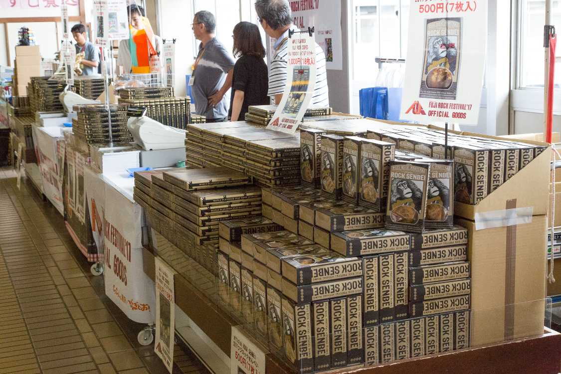 フジロックせんべい、クッキーも販売。