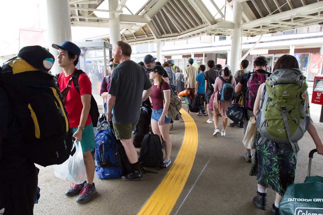 右側の列がUターンして左側の列に続きます。