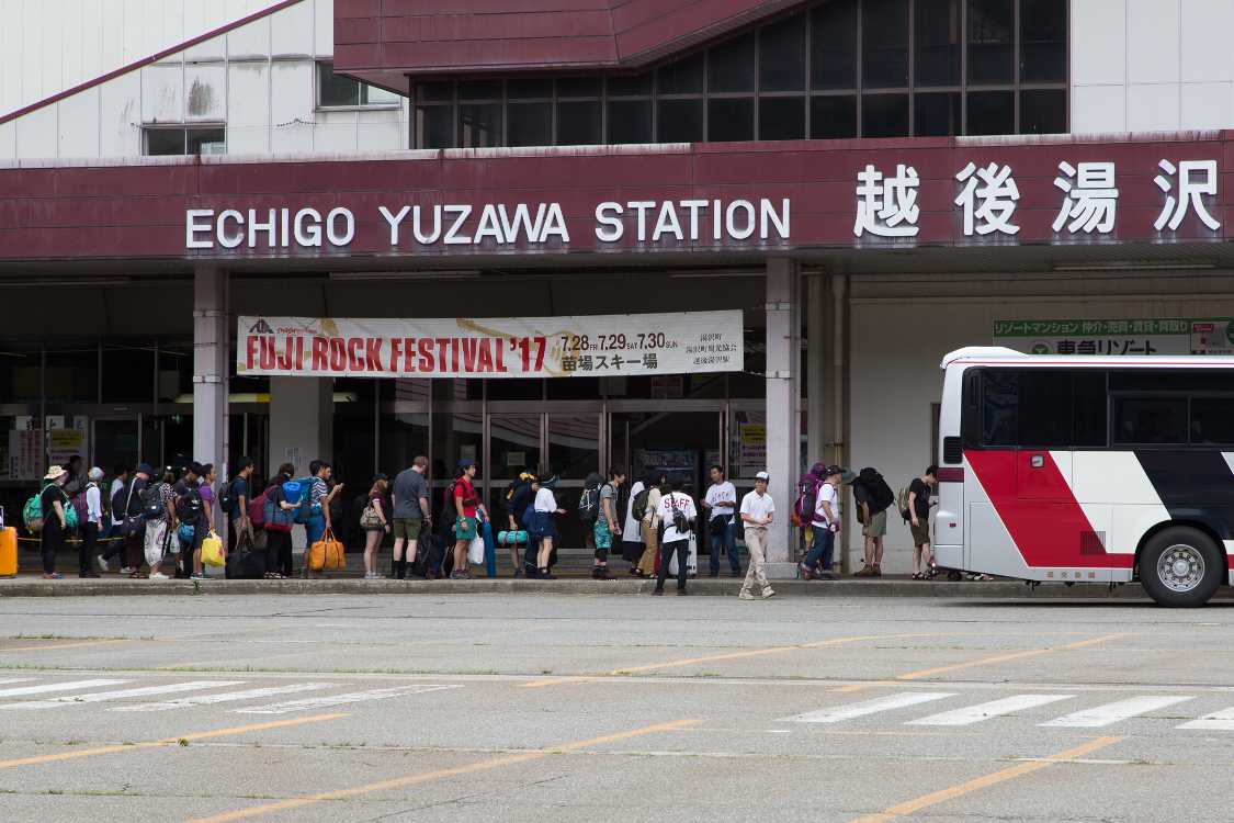 最初のシャトルバスが着いたころ。