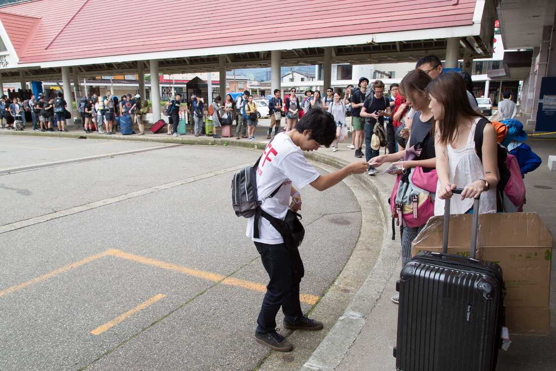 シャトルバス代500円を徴収する人。