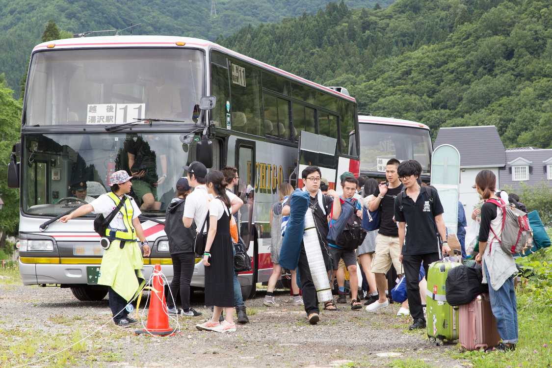 シャトルバスは次々到着。