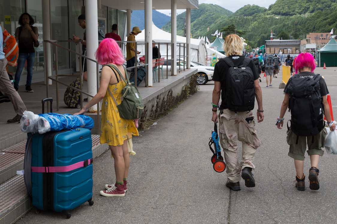 場外コンビニエンスストアのN・プラトー前。