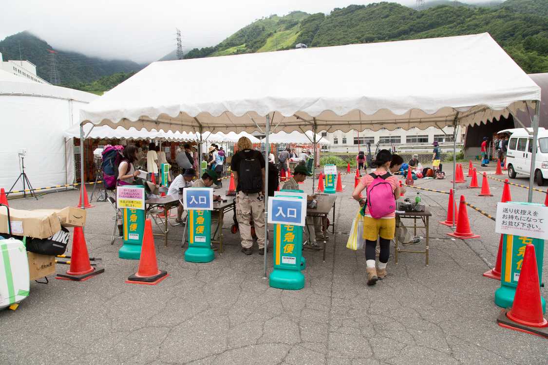 受付のテント。