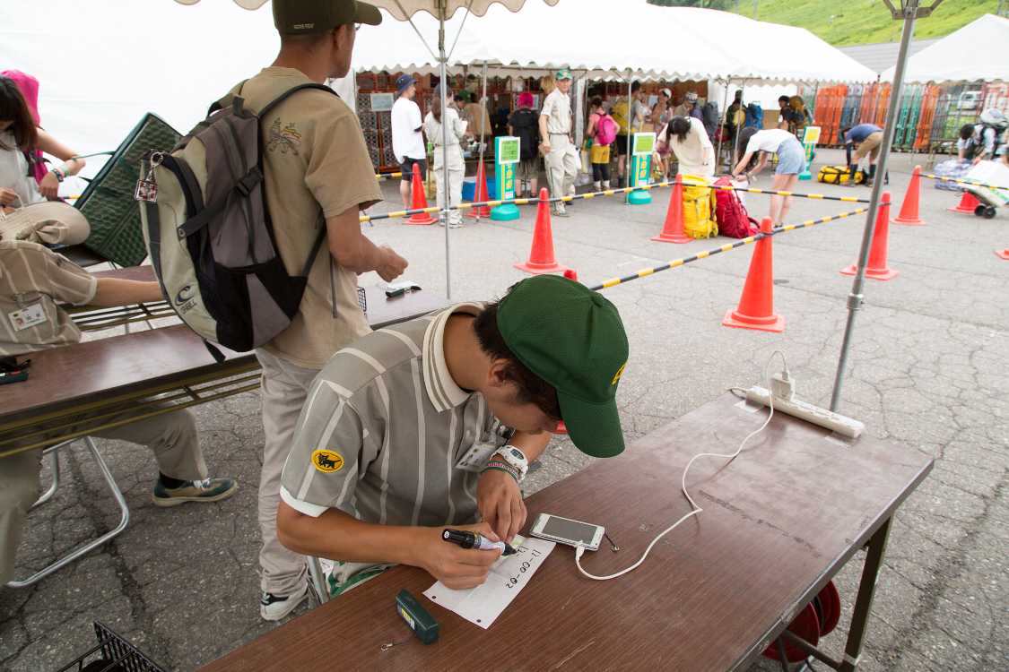 スマートフォンで伝票番号を照合しています。