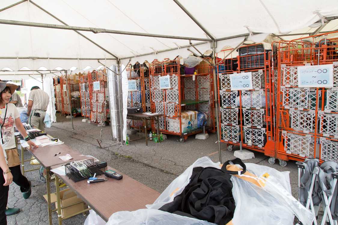 番号ごとに整理された棚から捜索。